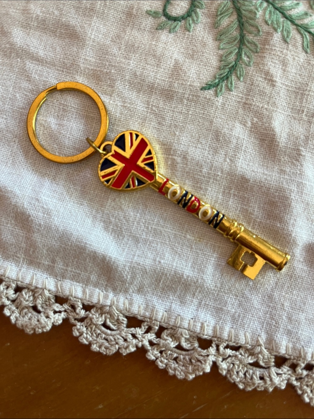 London Gold Tone Heart Key Keychain with Union Jack Enamel Tourist Souvenir